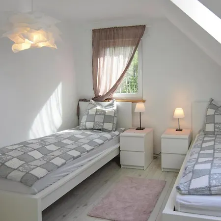 Comfortable With A Private Garden بيت للعطل *